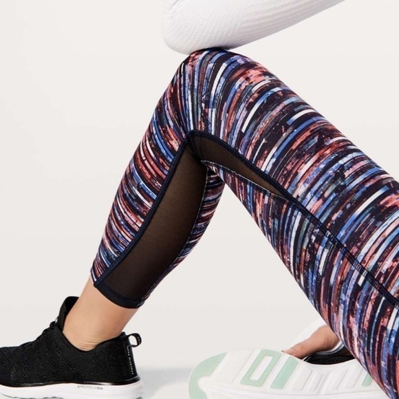 Lululemon train times 7/8 pant 25” Hinshu alpine white multi/black blue size 4 - Picture 3 of 9